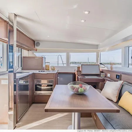 Geo Sailing Catamaran Botel *