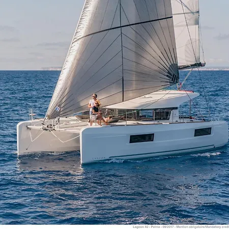 Geo Sailing Catamaran Botel *